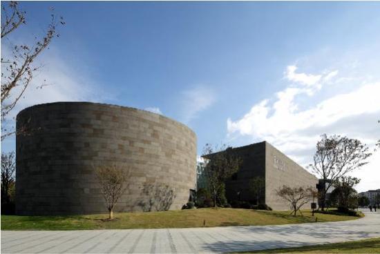 上海寶龍美術(shù)館開(kāi)館兩大展覽探尋文脈，齊白石12開(kāi)冊(cè)頁(yè)亮相
