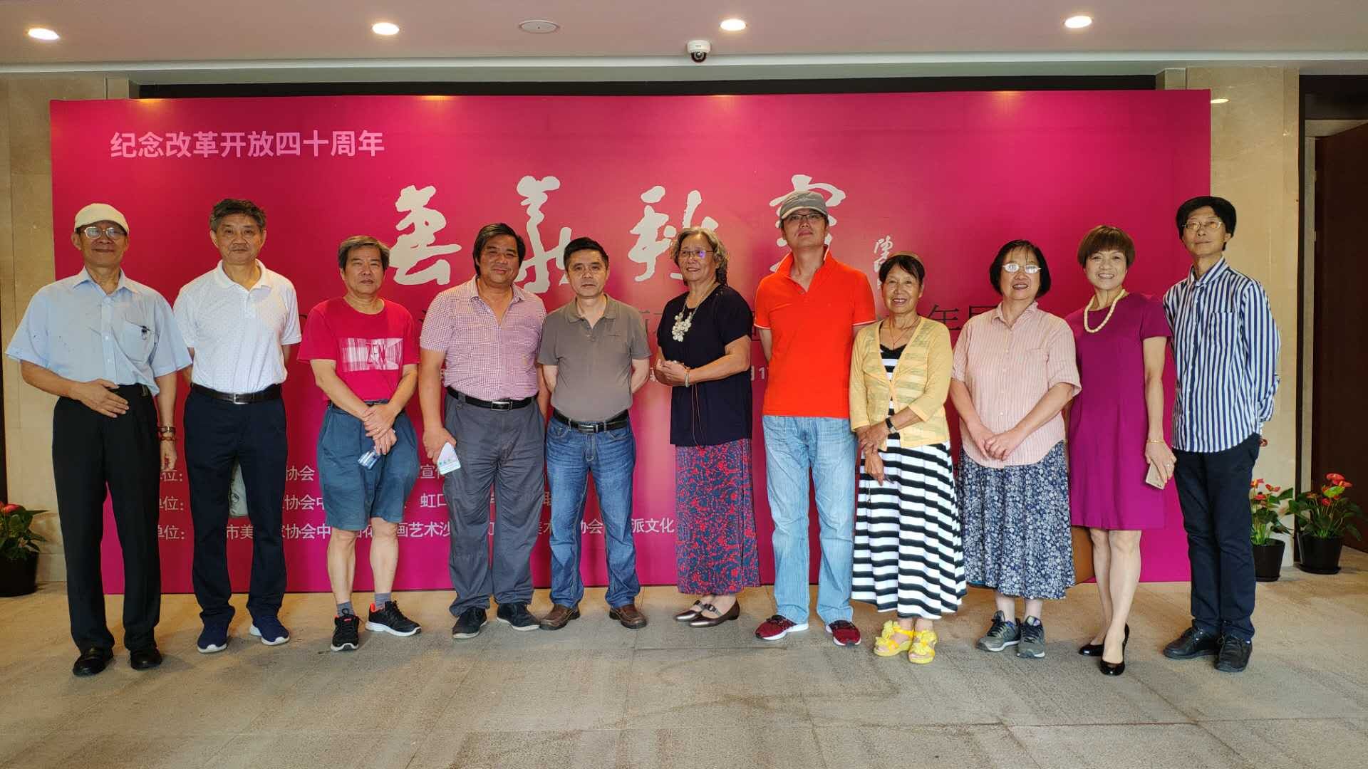 【中國(guó)美術(shù)家書法家藝術(shù)網(wǎng)】訊，著名畫家楊正新、夏建峰、孫忠民在“上海美協(xié)花鳥畫沙龍年度展”的第一天，現(xiàn)場(chǎng)筆會(huì)與觀眾交流